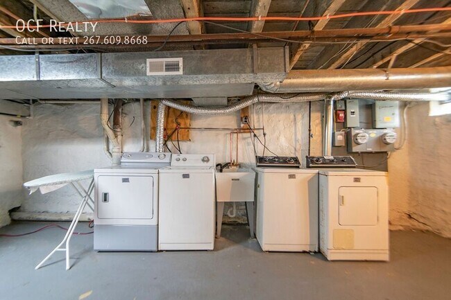 Building Photo - 2055 Catharine St