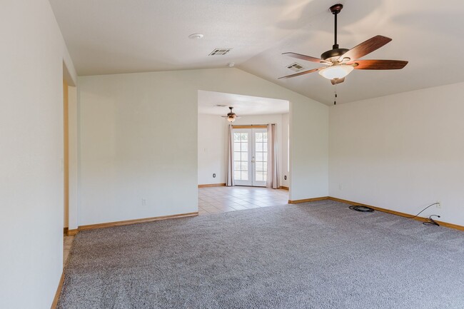 Building Photo - Spacious 4 Bedroom 2 Bath Home near Shopping