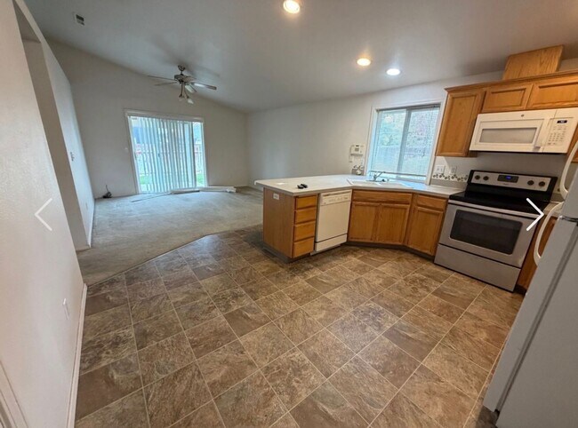 Building Photo - 3 bed|2 bath house with NEW PAINT & CARPET!