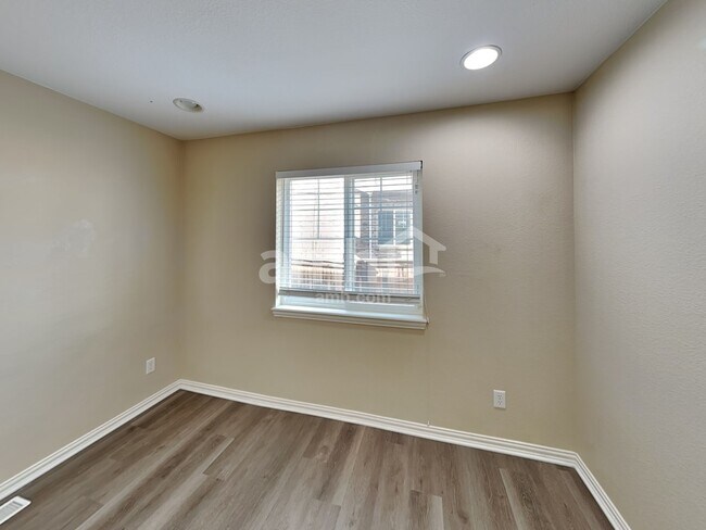 Building Photo - 2828 S Killarney Way