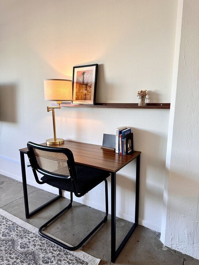 Building Photo - 823 N 2nd St