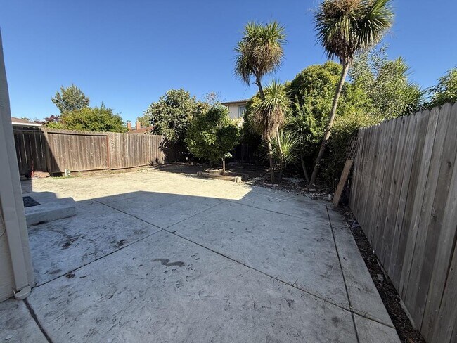 Building Photo - 827 Comet Dr