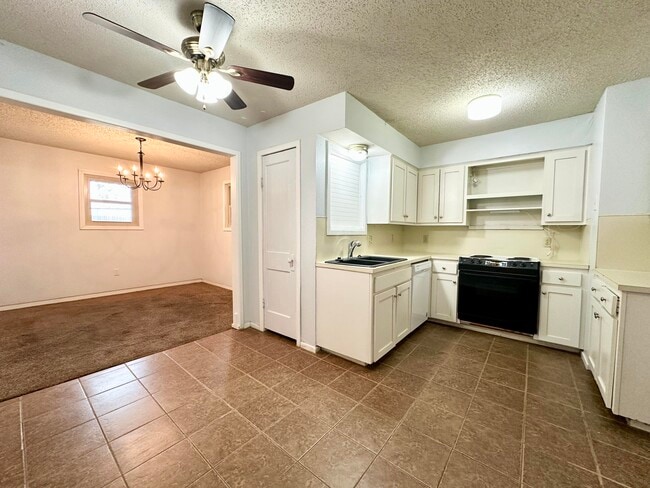 Building Photo - 8314 Hartford Ave