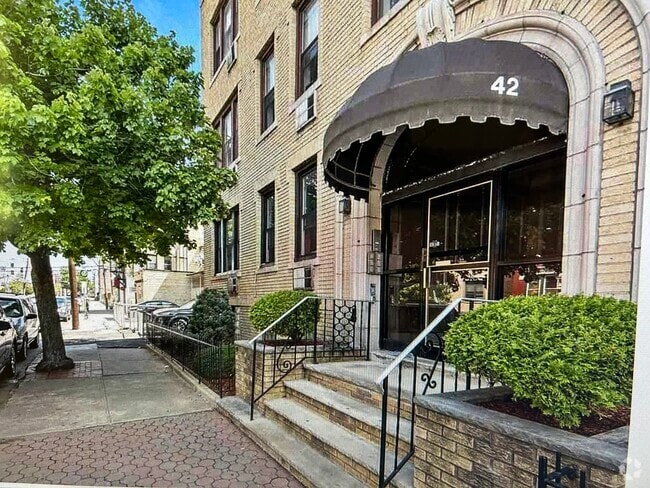 Building Photo - 42 Van Wagenen Ave