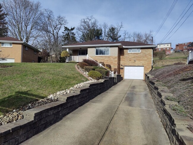 Building Photo - *Well-Maintained & Spacious 3BD/1.5BA Single Family Home Available in Baldwin*