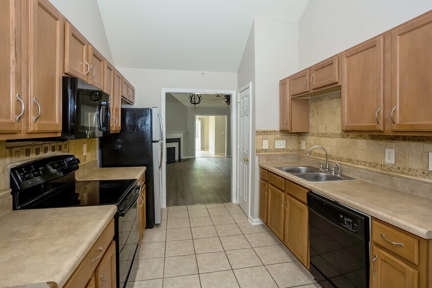 Building Photo - 1470 Kindred Cir NW
