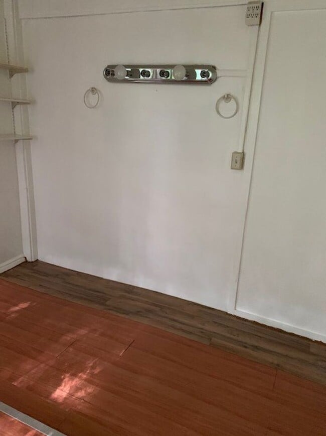 Building Photo - Manoa House - 3 bedroom, 1 bath - Avail now