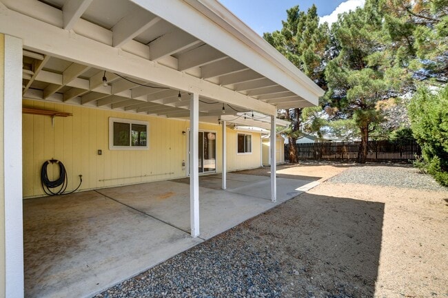 Building Photo - Nice three bedroom two bath home in PV!