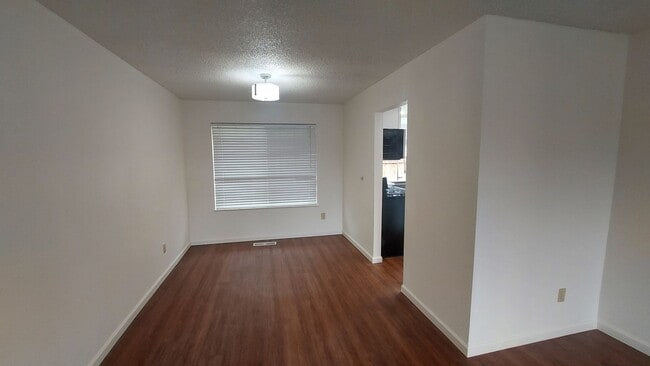 Building Photo - Spacious 4 bedroom, 3 bath home Tri-level in the Scottsdale East Area between Florin Rd and Gerbe...