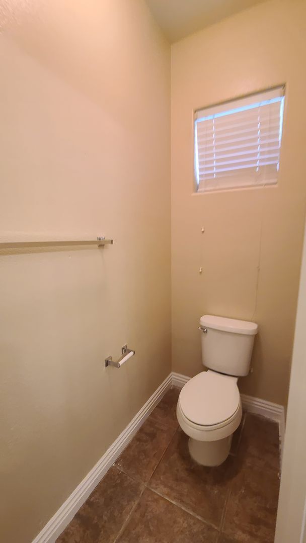 Building Photo - 3 Bedroom home located near Mountains Edge.