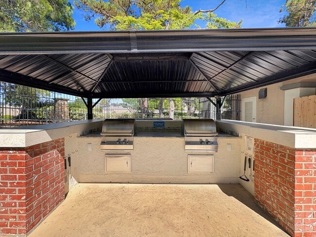 Building Photo - Stunning 3B/2.5BA Home in San Diego w/ Fir...