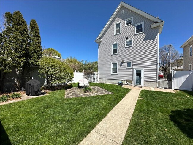 Building Photo - 904 York Ave