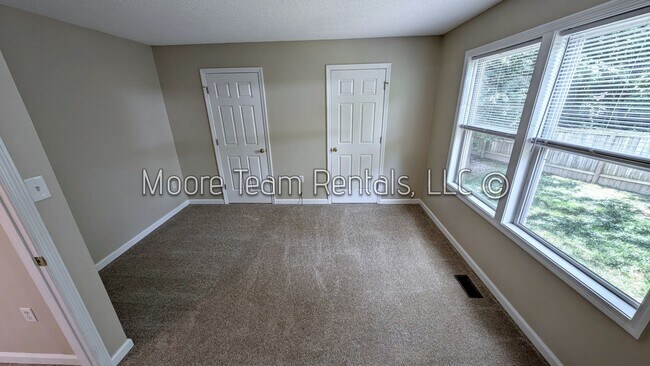 Building Photo - 1105 Maple St