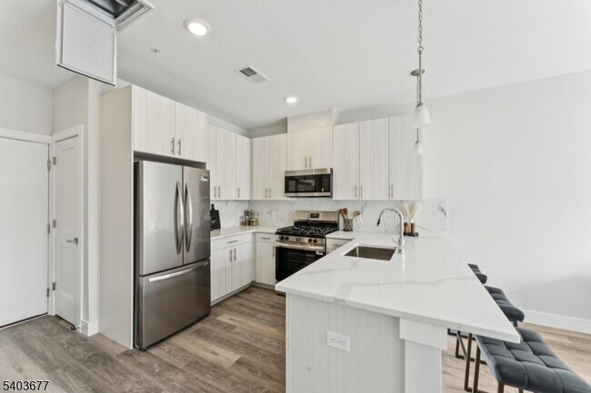 Building Photo - 140 W Webster Ave