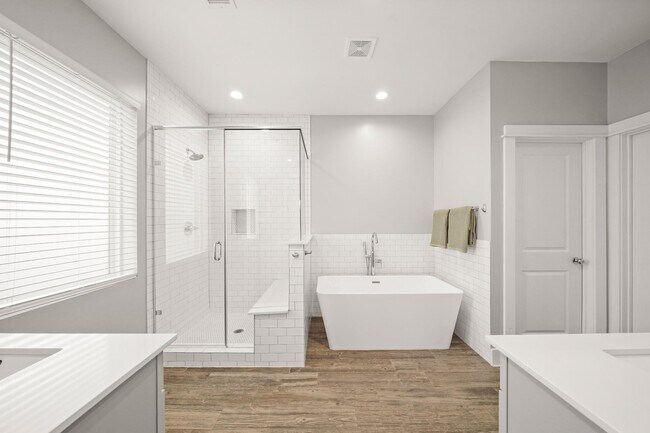 Building Photo - 720 W Donovan St