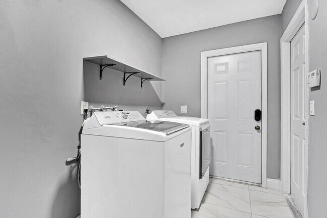 Building Photo - 1618 The 12th Fairway