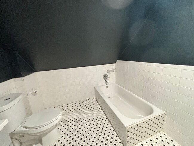 Building Photo - 312 S Valentine St