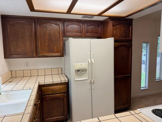 Building Photo - 1670 Sqft. 3 Bedroom, 2 Bath Gated Townhome for Rent in Citrus Heights.