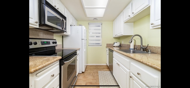 Building Photo - 15094 Avenida Venusto