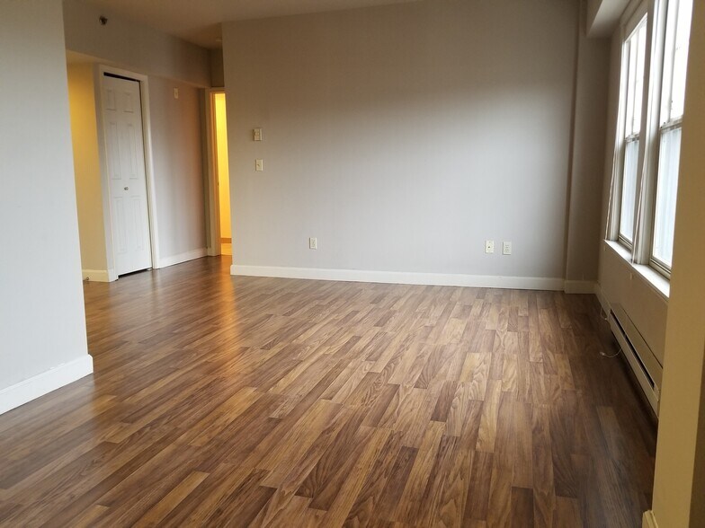 Building Photo - 505 E Denny Way