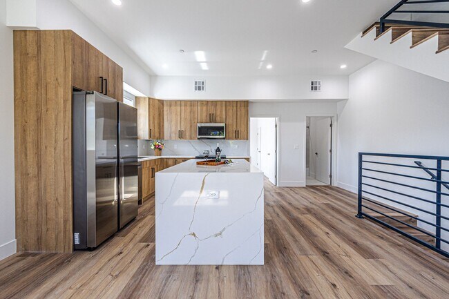 Building Photo - 4445 1/2 Auckland Ave