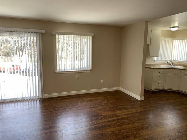 Building Photo - Kahmann Silverstrand Duplex