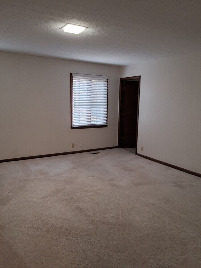 Building Photo - Oak Ridge 37830 - 4 bedroom 2.5 bath - call Sharon Arnwine 865-313-7215