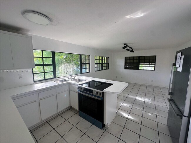 Primary Photo - 1321 SW 14th Ave