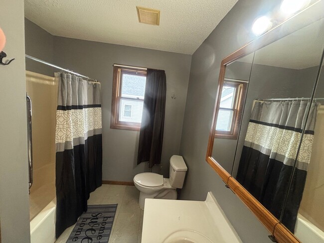 Building Photo - 3-bedroom 1 bath house available now
