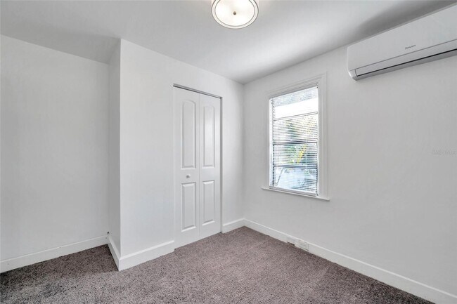 Building Photo - Gorgeous 2 bedroom 1 bath apartment