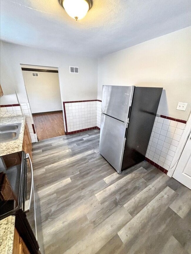 Building Photo - Charming 2-Bedroom Home with Garage and Co...