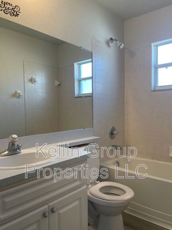 Building Photo - 1145 View Pointe Cir