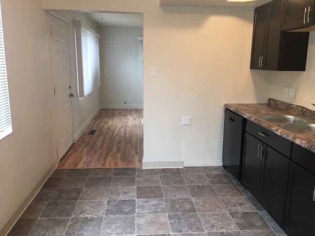 Building Photo - Reno Duplex - 1 Small Pet Friendly, Garage...