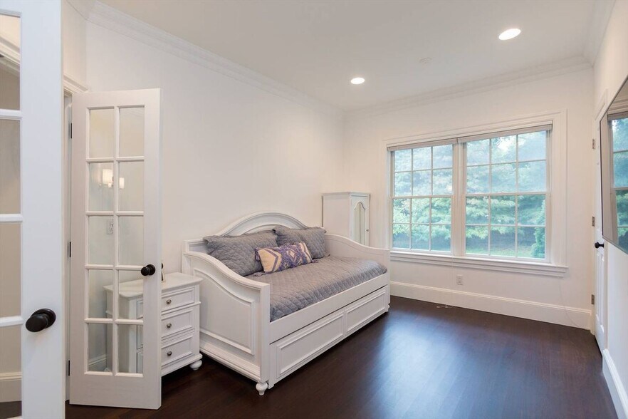 Building Photo - 50 Narrow Ln