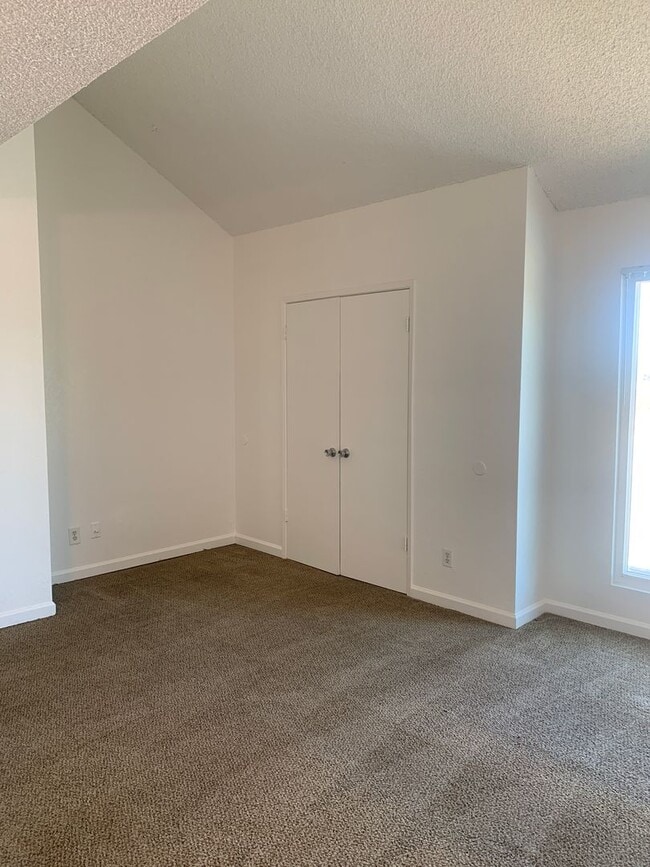Building Photo - Lovey Townhome In Clovis!