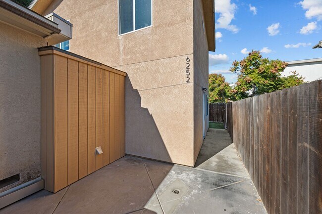 Building Photo - 6252 Dorothy Dr