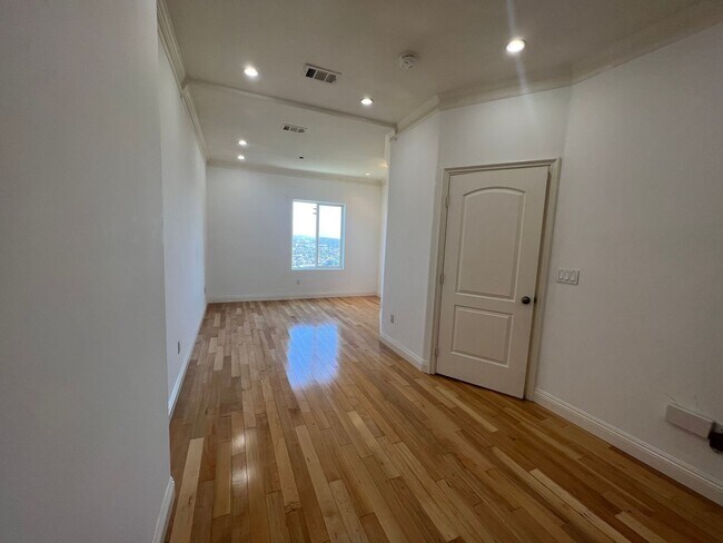 Building Photo - Beautiful Home in the Hills of Los Angeles