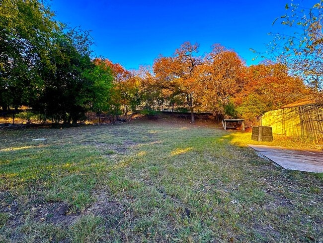 Building Photo - Cozy 2/1 Home