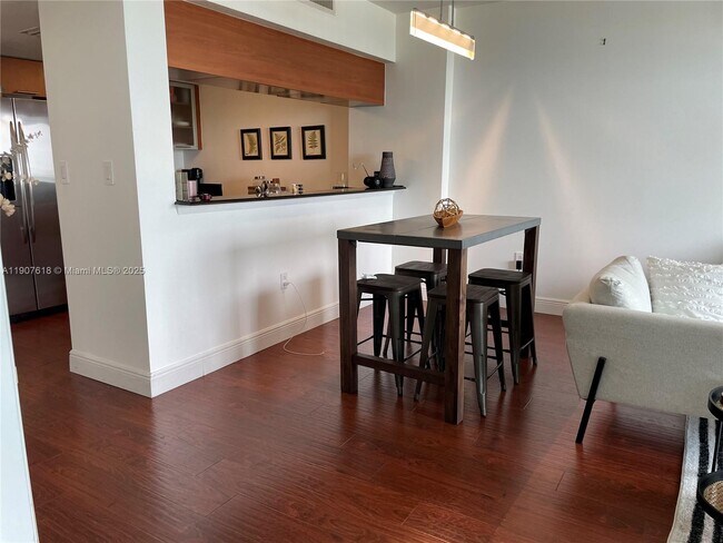 Building Photo - 1800 N Bayshore Dr