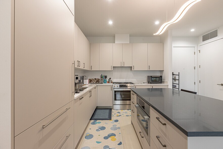 Building Photo - 1701 W Webster Ave