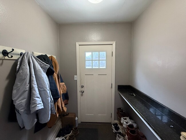 Building Photo - Stunning 5 Bed 2 Bath House Located in the...