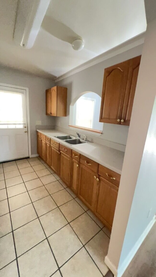 Building Photo - Spacious 3 Bedroom 2 Bath!