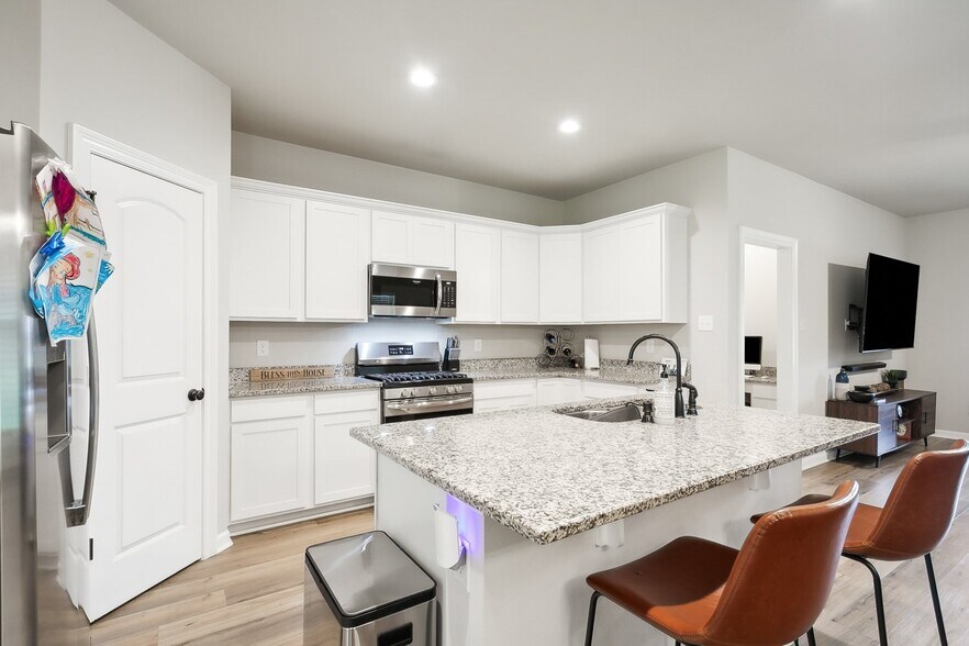 Building Photo - 60341 Sunset Oak Blvd