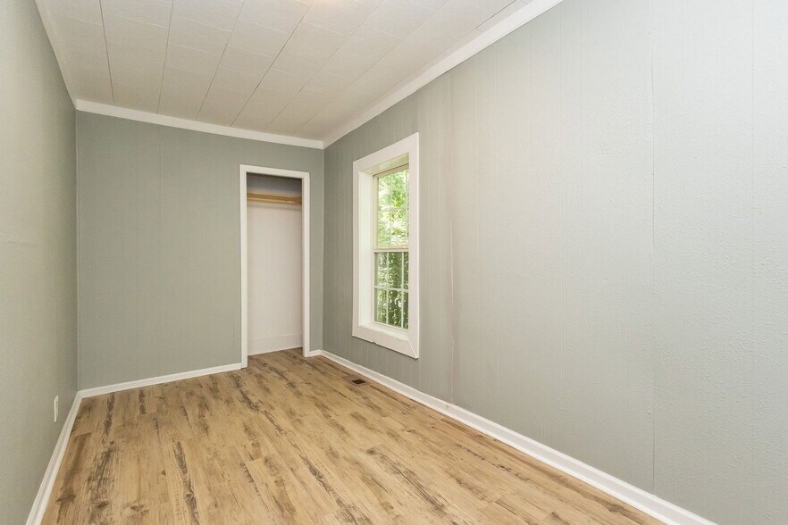 Building Photo - 114 1st St