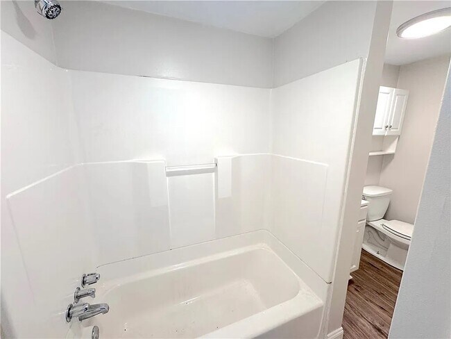 Building Photo - 2528 Homehurst Ave