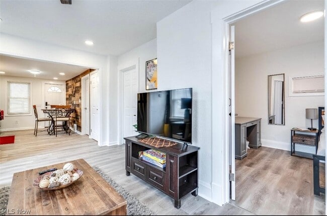 Building Photo - 4924 Pearl Rd