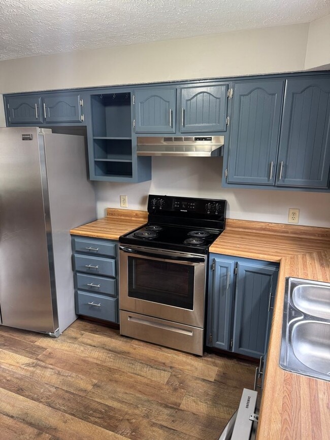 Building Photo - Charming 2 Bedroom Duplex!