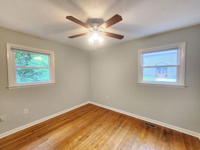 Building Photo - Great Location-Black Mountain Rental