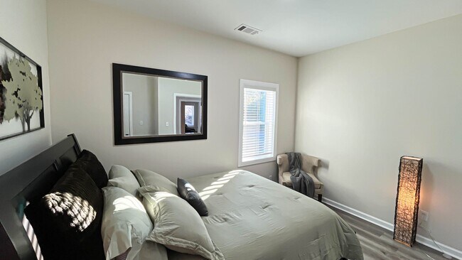 Building Photo - 2813 Mead Rd