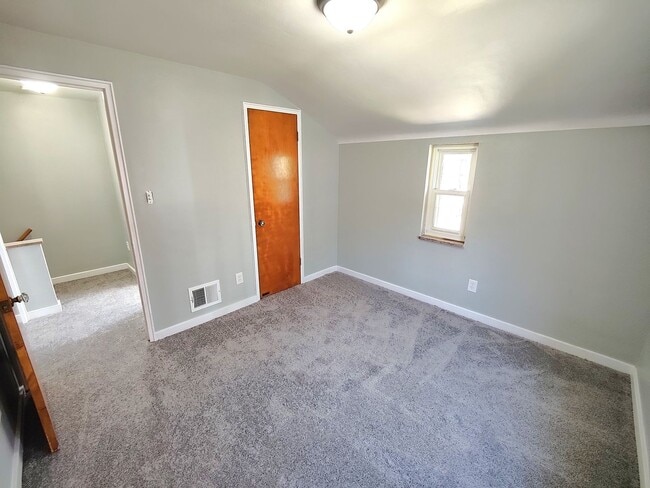 Building Photo - *Recently Updated 2BD/1BA Duplex Available in Carrick*